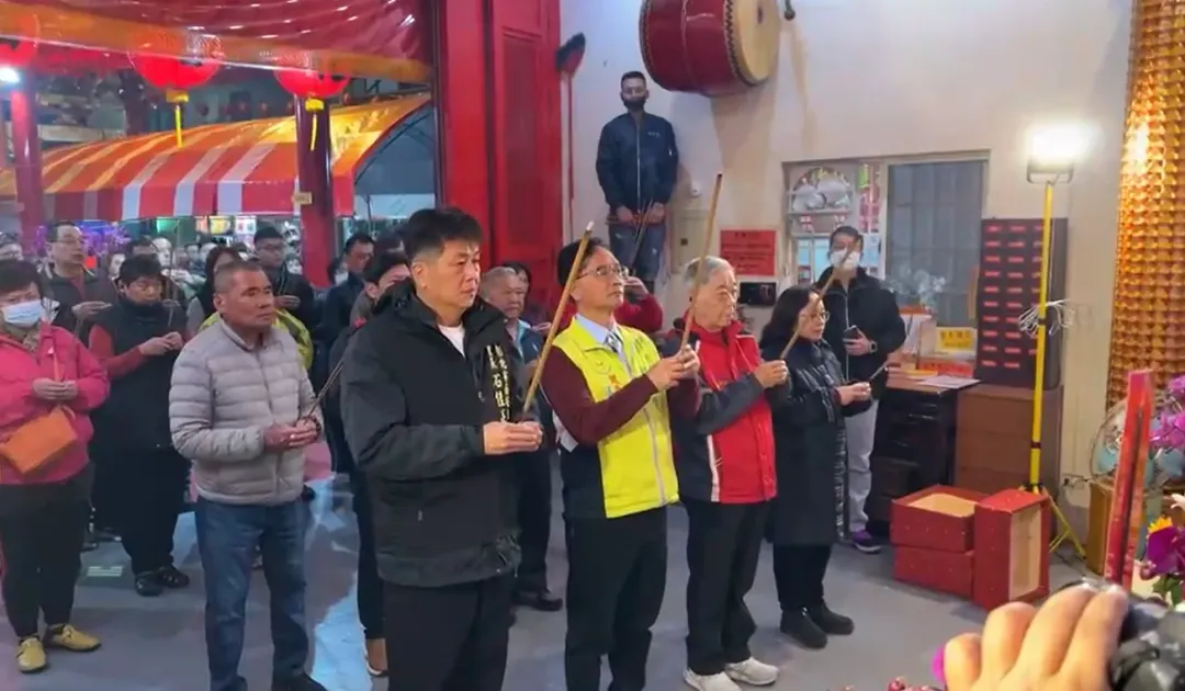 彰化市南瑤宮29日大年初一子時，由彰化市長林世賢等人抽出四季籤。（圖取自彰化市南瑤宮臉書）
