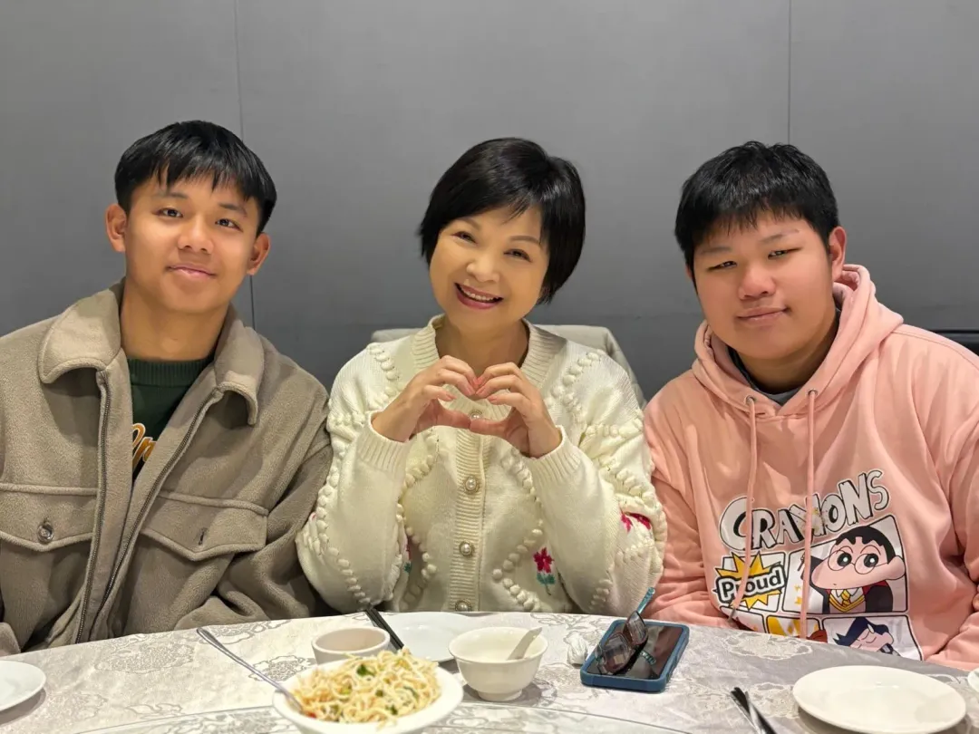 國善和喬恩返台與楊貴媚一起吃飯。(圖/桂田文化藝術基金會、桂田文創提供)