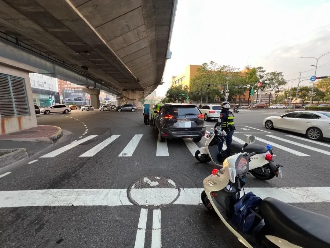 警方後續於肇事現場測繪、蒐證，並派員疏導現場車流，有關肇事責任，將陳報交通大隊判定。（圖/高雄市警察局提供）
