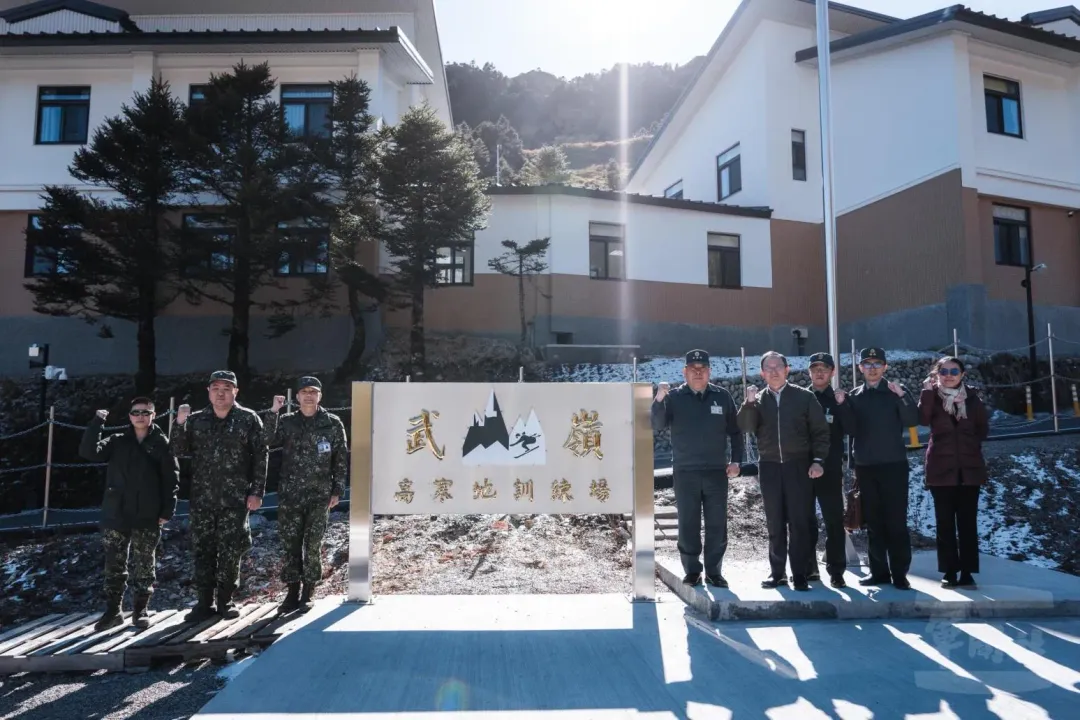 前國防部副部長徐衍璞視導合歡山武嶺營區新營舍。(圖/軍聞社)