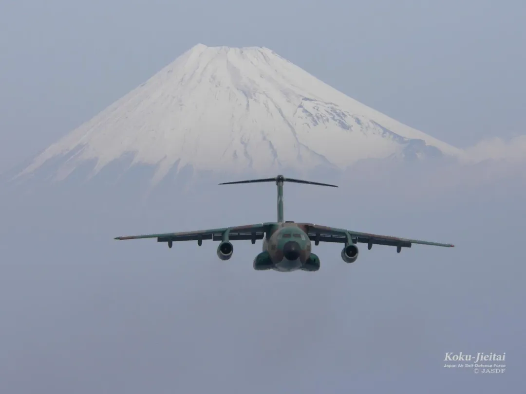 日本自製C-1運輸機，背景為富士山。(圖/航空自衛隊)