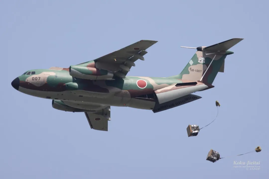 C-1運輸機空投物資。(圖/航空自衛隊)