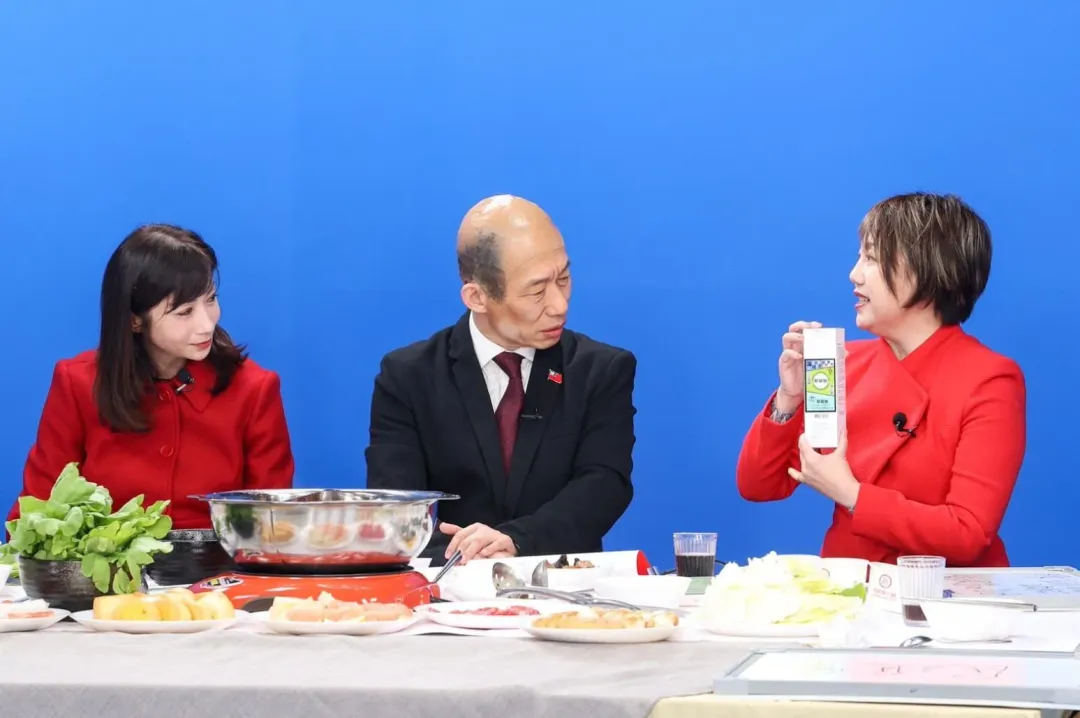 郭子乾訪問藍綠議員。（圖／《鄉民大學問》提供）