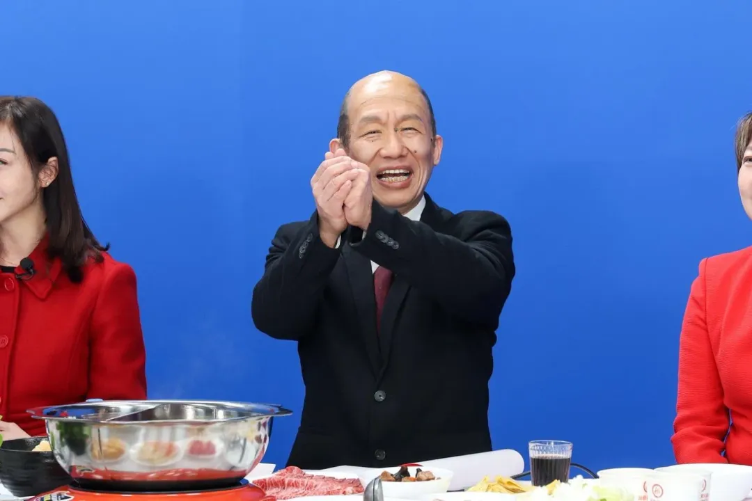 郭子乾特地扮韓國魚主持節目《鄉民大學問》。（圖／《鄉民大學問》提供）