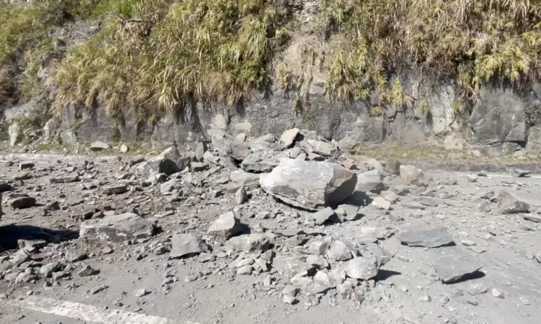 阿里山公路69.5公里處發生落石。(圖/翻攝畫面,下同)