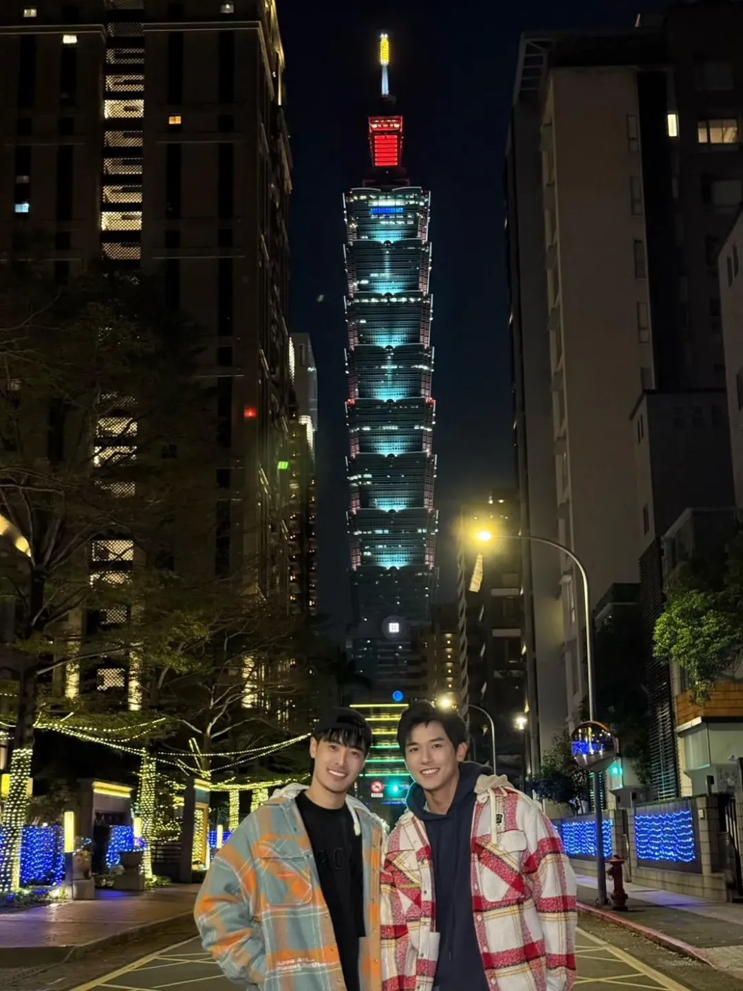 朱宇謀（左）與文威登近期到台北101取景拍照。（圖／經紀人提供）