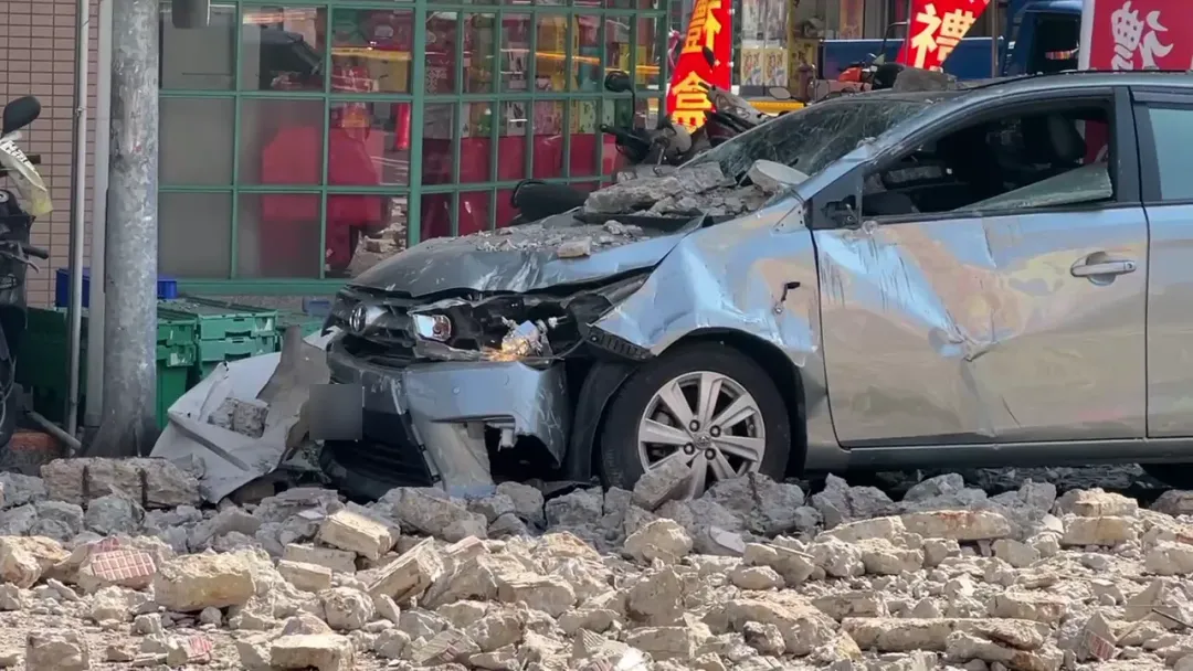 轎車慘遭砸中畫面。(圖/中天新聞)