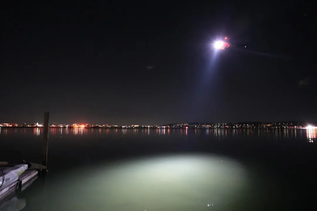 河水又黑又渾，救援人員坦言難度很高。（圖／美聯社）