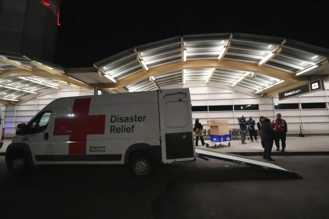 美國紅十字會抵達雷根國家機場。（圖／美聯社）