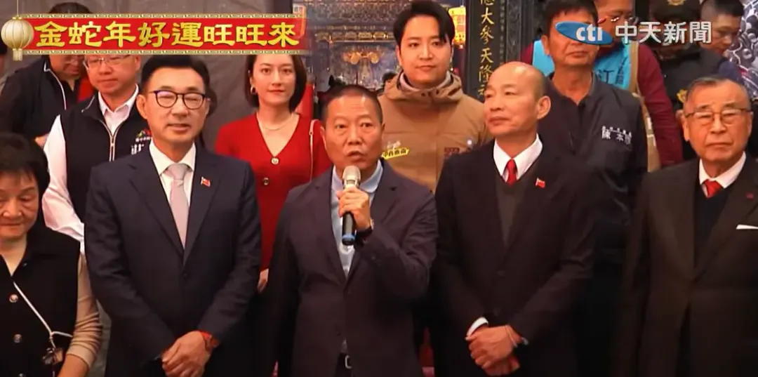 韓國瑜和江啟臣一同在豐原慈濟宮現身，向鄉親們拜年。（圖／中天新聞）