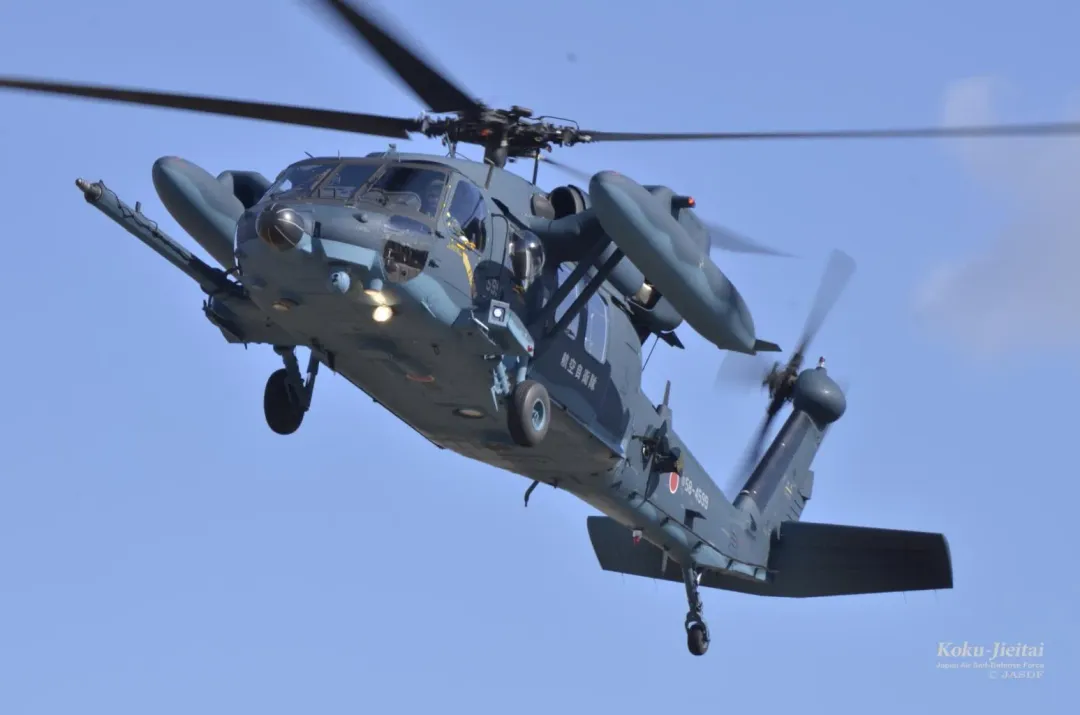 那霸救難隊配備UH-60J搜救直升機，機體採海洋迷彩塗裝。(圖/航空自衛隊)