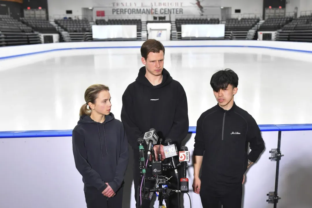 美國花式滑冰選手（由左至右）艾麗莎·埃菲莫娃(Alisa Efimova)、米沙·米特羅法諾夫(Misha Mitrofanov) 和吉米·馬(Jimmy Ma) 在波士頓滑冰俱樂部向媒體發表講話，對空難事件表示哀悼。（圖／美聯社）