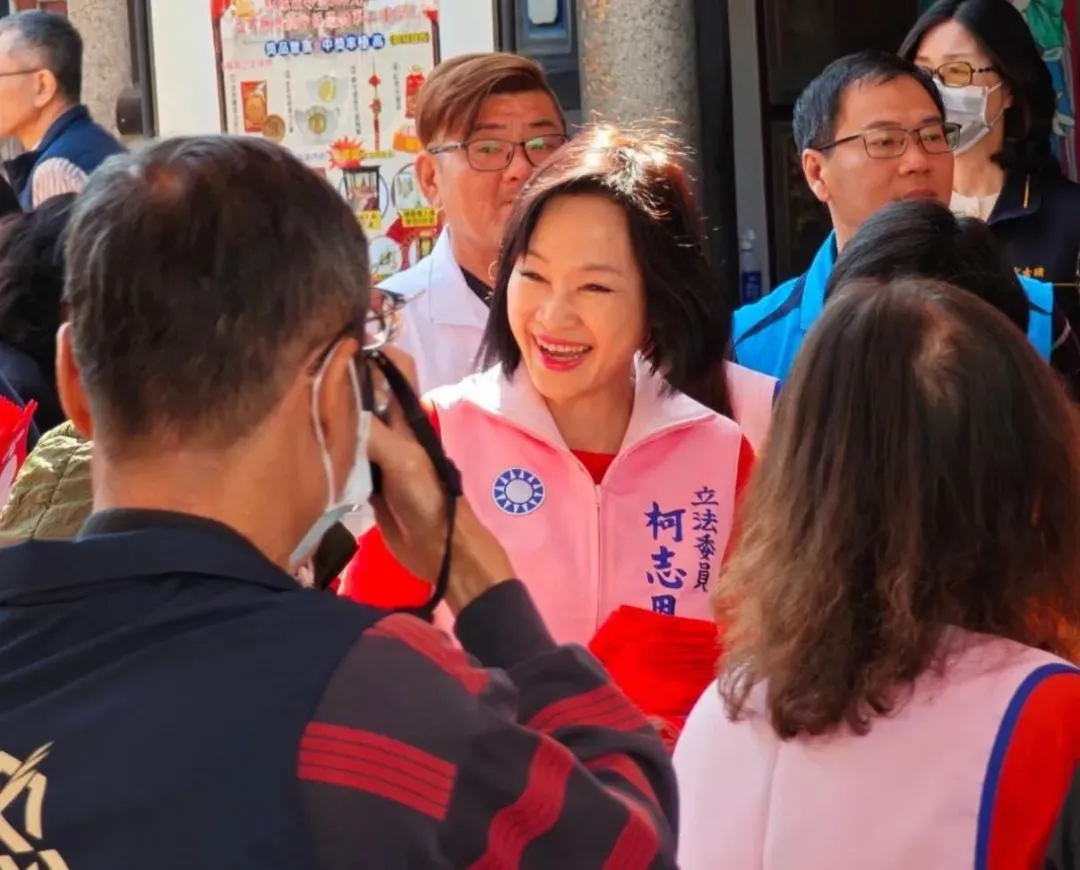 柯志恩從大年初一就開始展開發放特製小福袋行程。（圖取自柯志恩臉書）