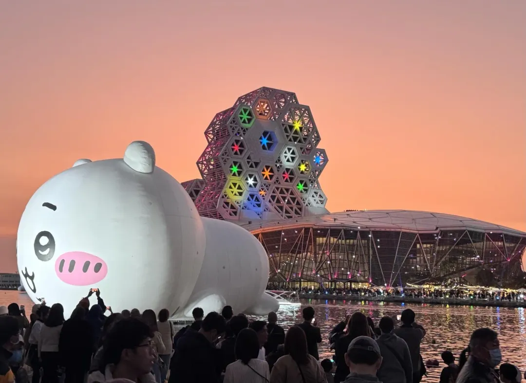 大批民眾前往現場朝聖吉伊卡哇。（圖／高雄市觀光局提供）