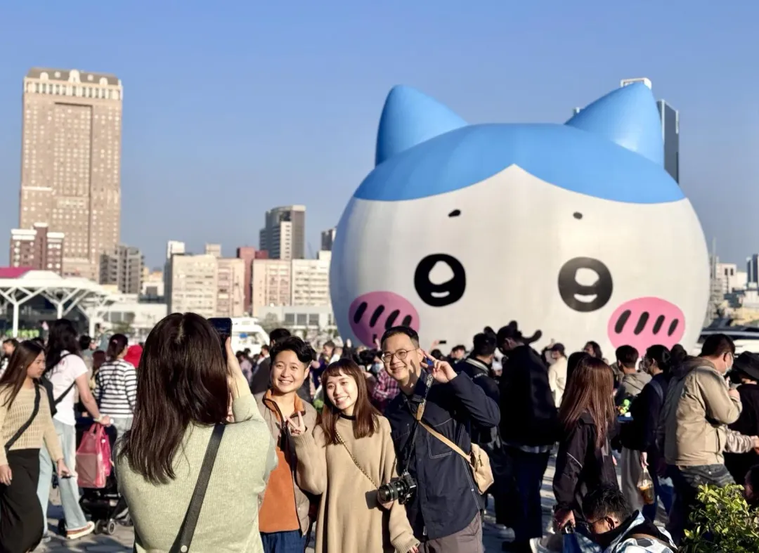 民眾開心和吉伊卡哇合照。（圖／高雄市觀光局提供）