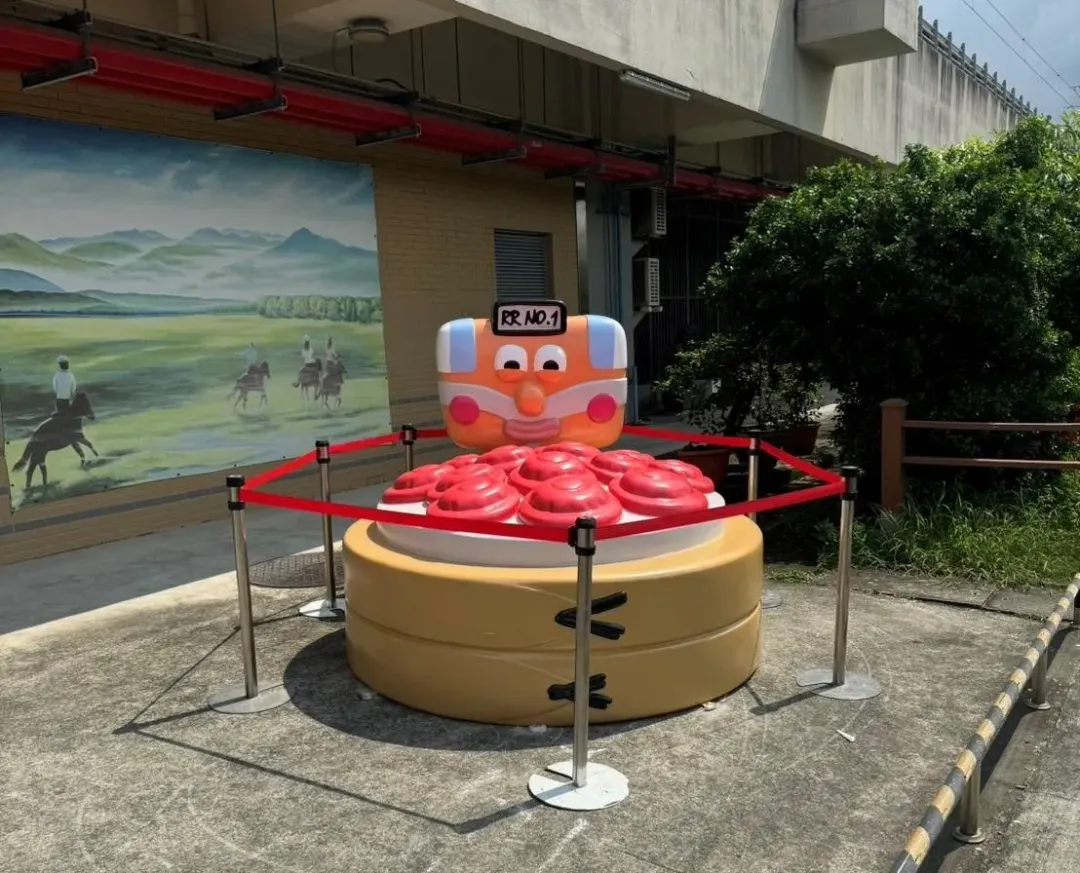 西勢站外「皮皮」正在吃客家庄有名的文公粄。（圖／高雄市觀光局提供）
