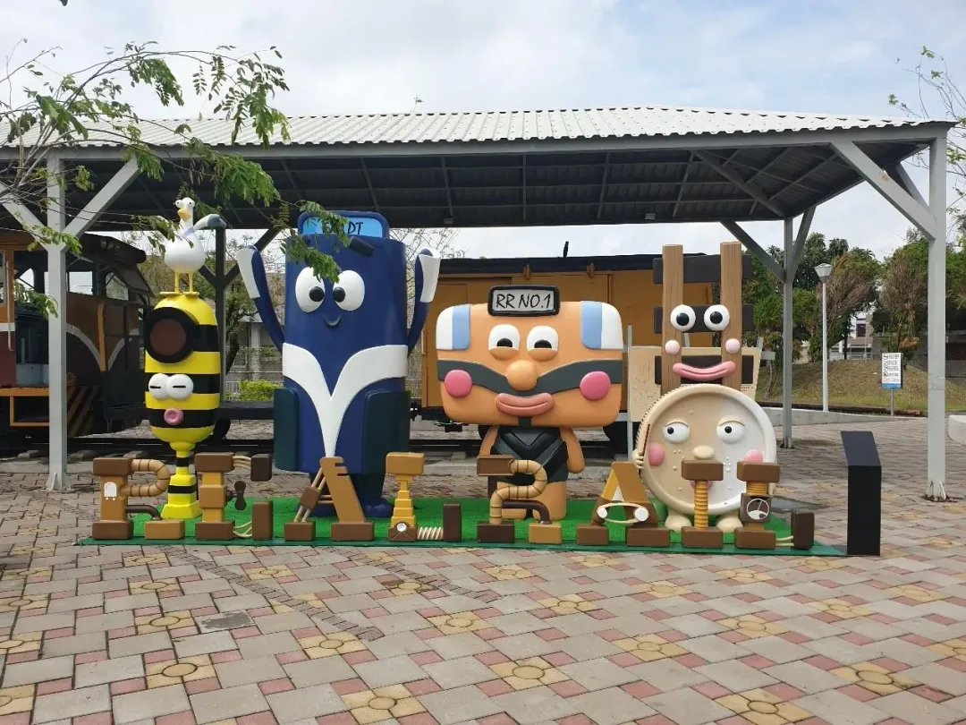 台鐵在南州站設置「噹噹一族」吉祥物裝置藝術。（圖／高雄市觀光局提供）