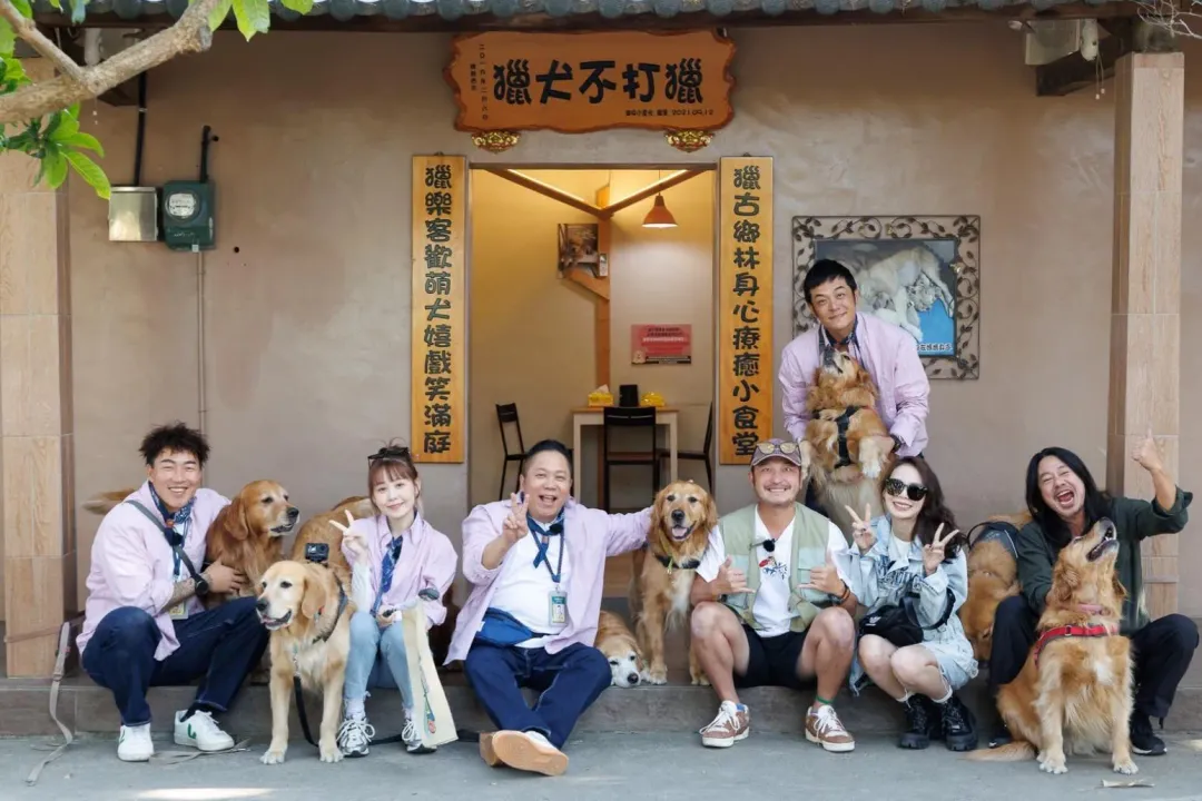 （左起）郭泓志、畇二、卜學亮、KID、姚元浩、孫淑媚、乱彈阿翔體驗黃金獵犬摸到飽。（圖／好看娛樂提供）
