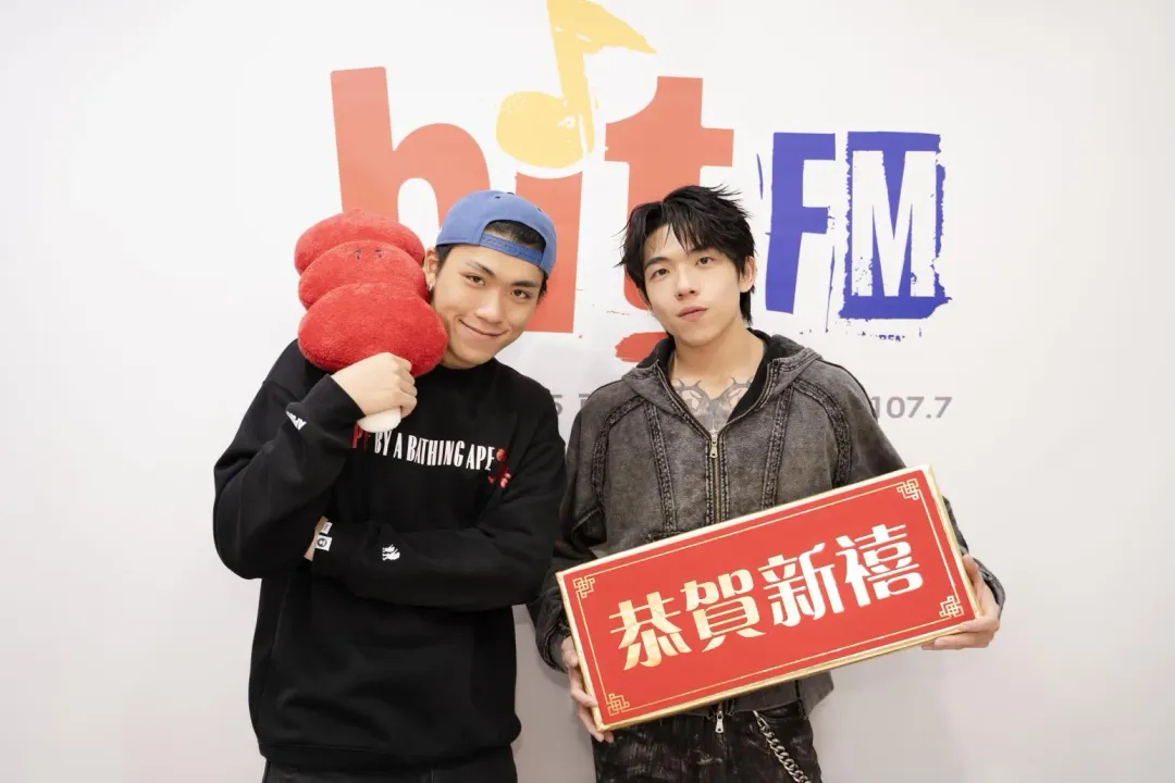 王ADEN（左）與PIZZALI合體主持節目。（圖／Hit Fm聯播網 提供）