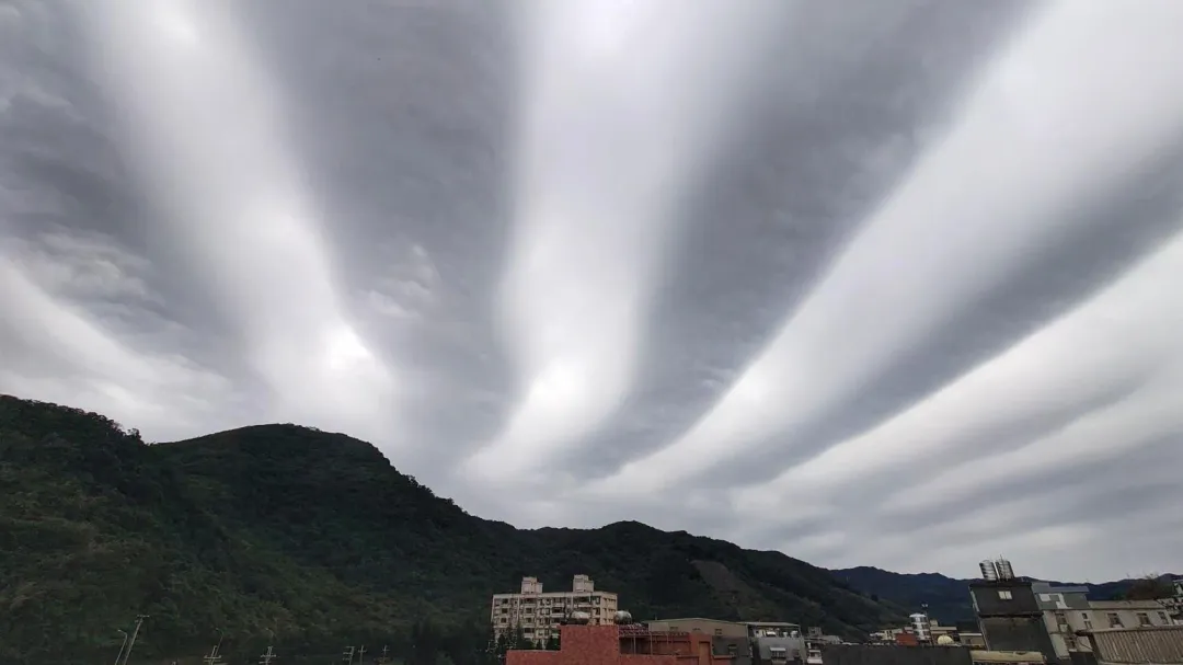有民眾31日上午在新北萬里往基隆一帶拍到「地震雲」景觀，如條狀排列的雲層看著有些怪異。（圖／翻攝自Facebook@基隆人日常）