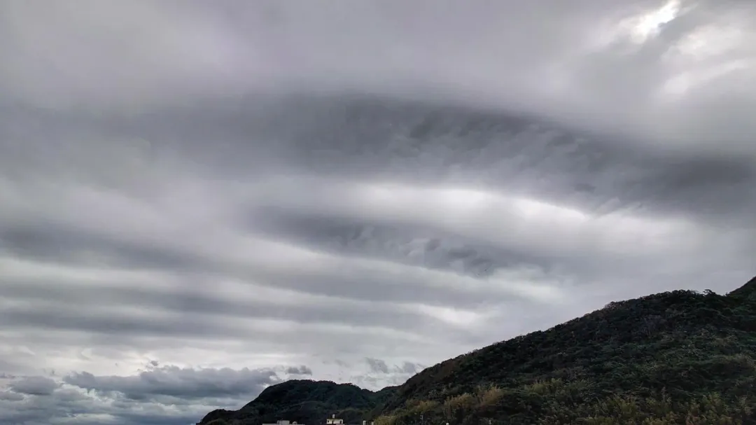 這片「地震雲」好似綿延無盡。（圖／翻攝自Facebook@基隆人日常）