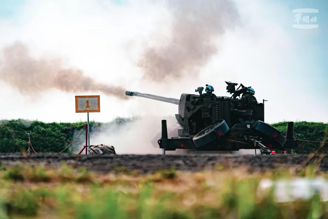 空軍GDF-006型35公厘雙聯裝快砲對空實彈射擊。(圖/軍聞社)