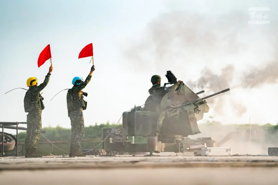 空軍T82式雙聯裝20公厘機砲實彈射擊。(圖/軍聞社)