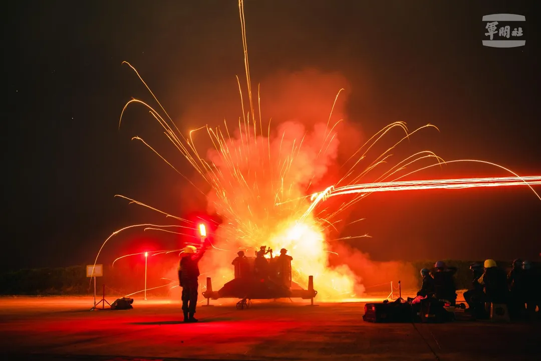 空軍35快砲夜間射擊。(圖/軍聞社)