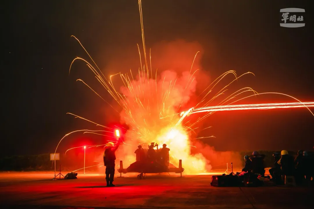 35快砲夜間射擊情形。(圖/軍聞社)