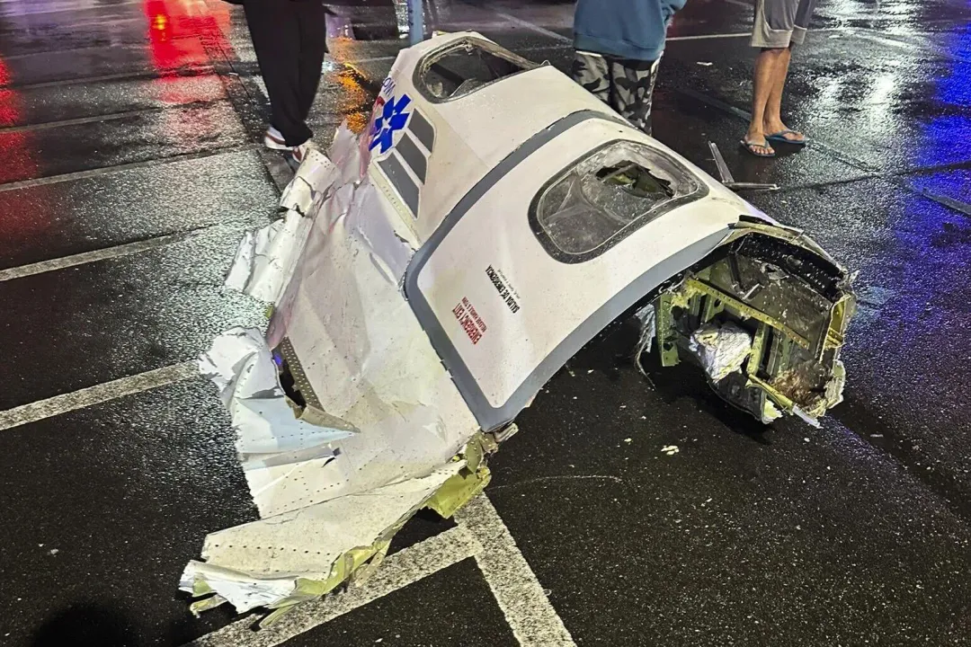 墜機地點尋獲的飛機殘骸。（圖/美聯社）