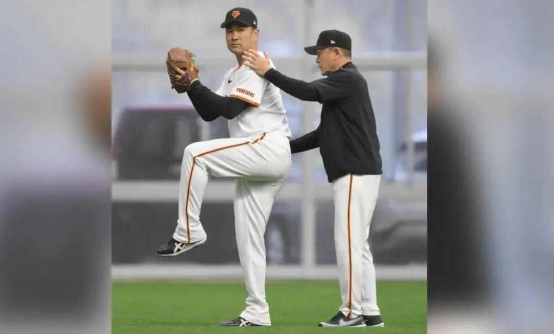 久保康生仔細調整田中將大動作。（圖／翻攝自社群平台X）