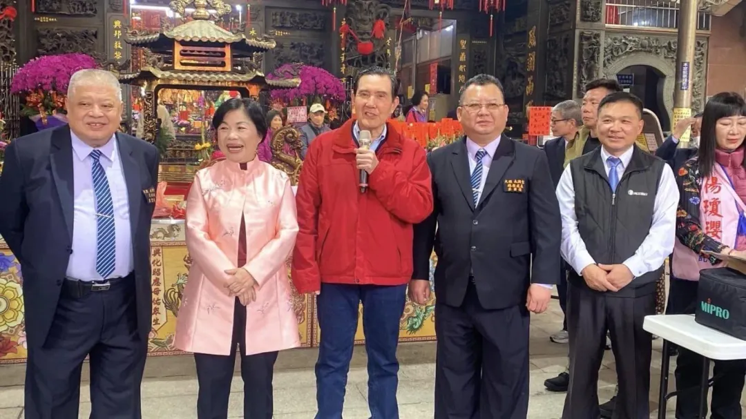 前總統馬英九與國民黨立委楊瓊瓔今天（1日）上午前往台中大雅永興宮及潭子潭水亭參拜。（圖／翻攝楊瓊瓔臉書）