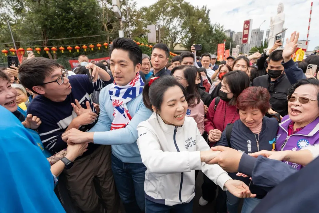 徐巧芯、蔣萬安1日參拜慈惠堂、奉天宮。（圖／翻攝徐巧芯臉書）