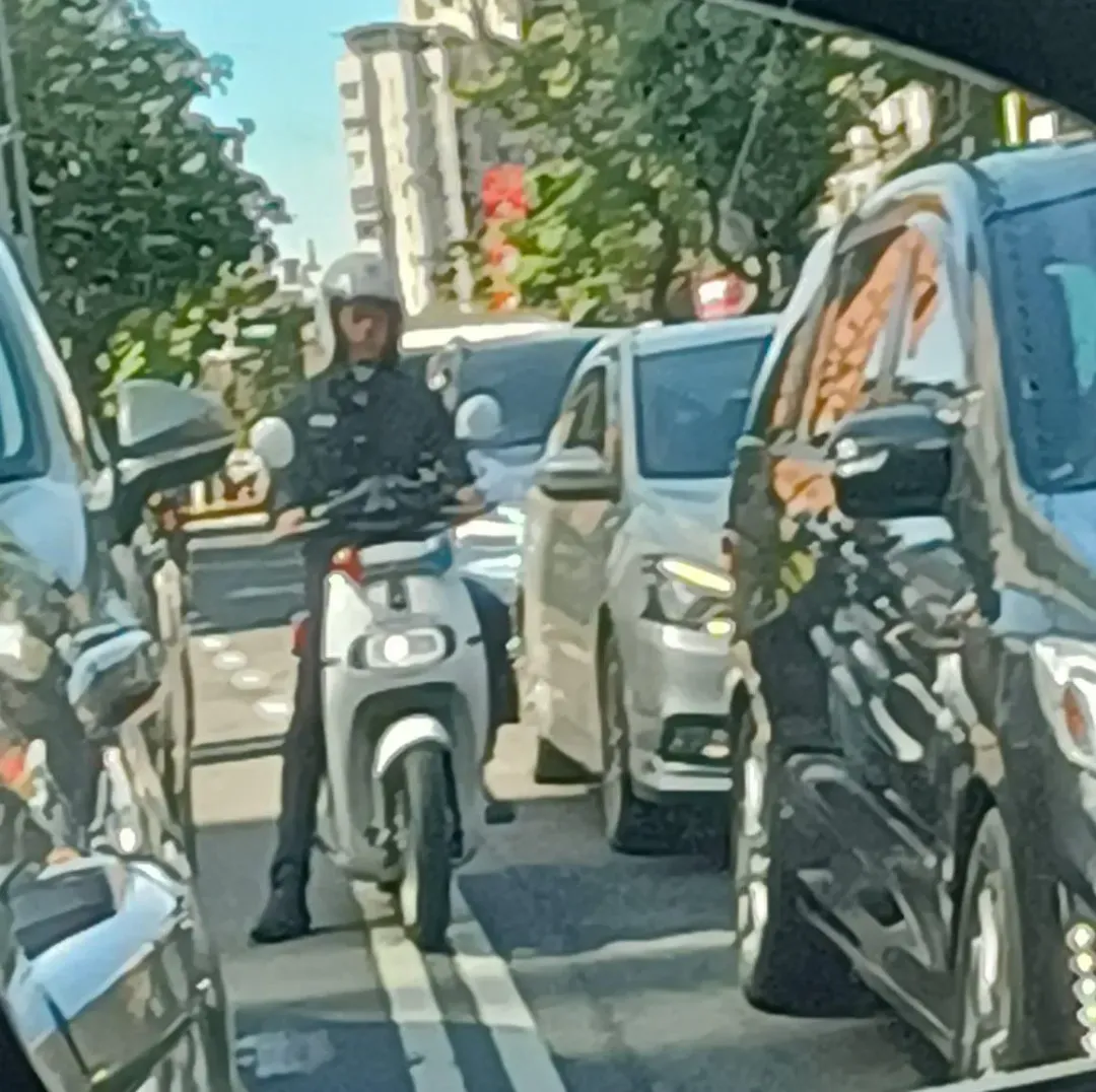 吳靜怡指控員警跟監。（圖／翻攝Grace Woo臉書）