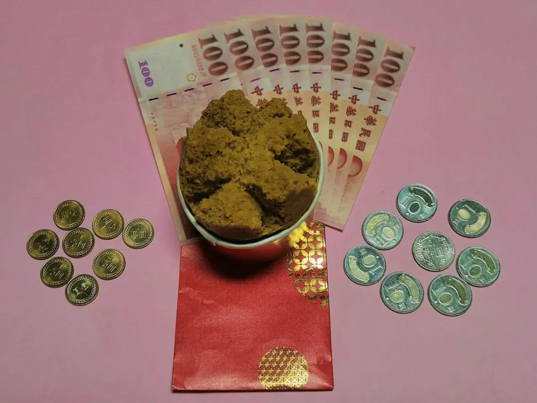 發糕五個（象徵招五路之財），在發粿下面壓紅包（每個紅包888元），象徵大發利市。（圖／楊登嵙提供）