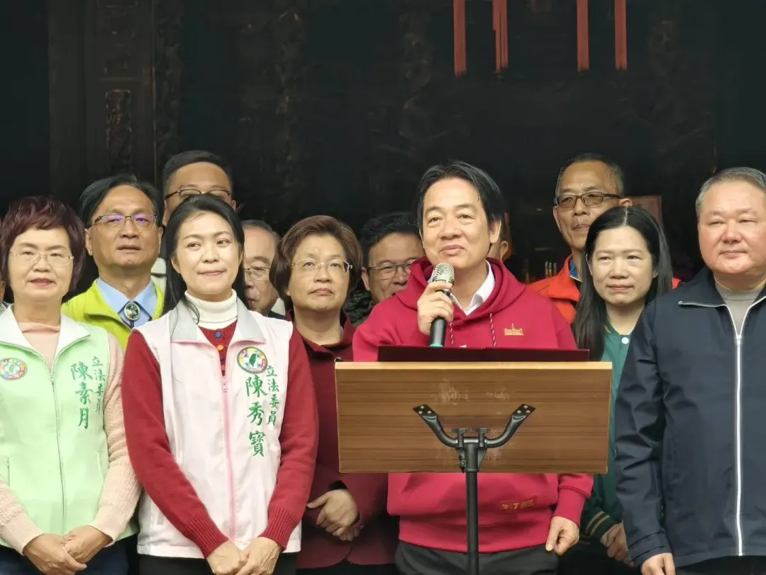 王惠美被擠到第二排。(圖取自彰化市長林世賢臉書)