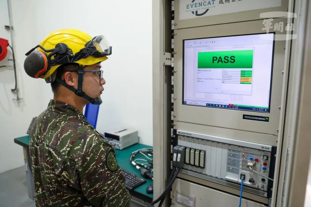 官兵在電工測試間操作線束測試臺,測試車輛電源線導通是否正常。(圖/軍聞社)