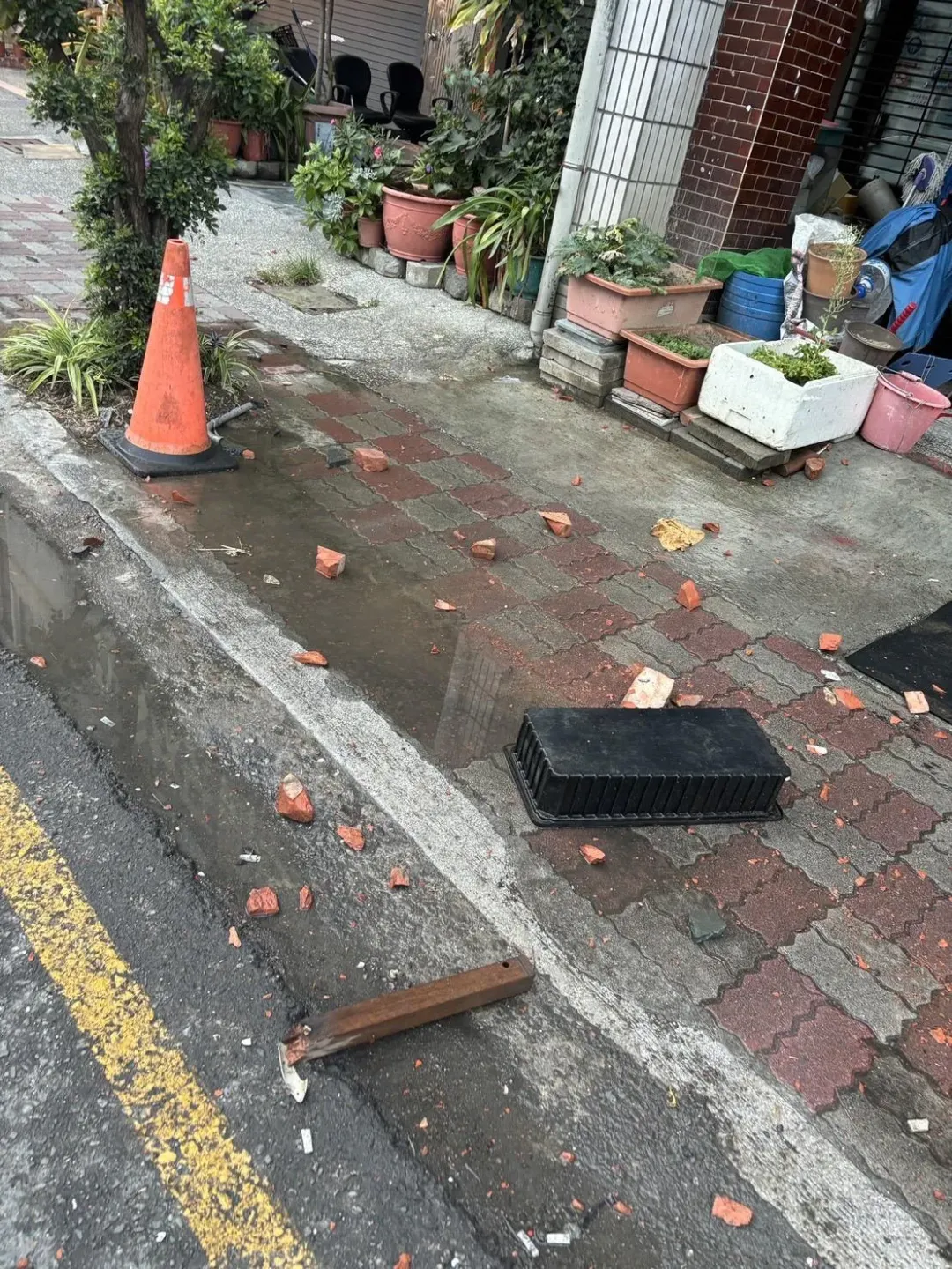 高雄有1名住戶站在民宅3樓陽台，朝外面狂丟磚塊及雜物。（圖／警方提供）