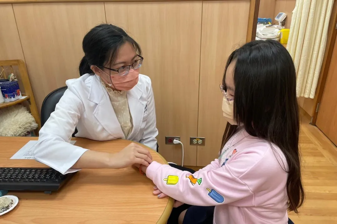 梁醫師提醒家長注意孩子春節後是否出現「開學症候群」。(圖/臺中慈濟醫院)