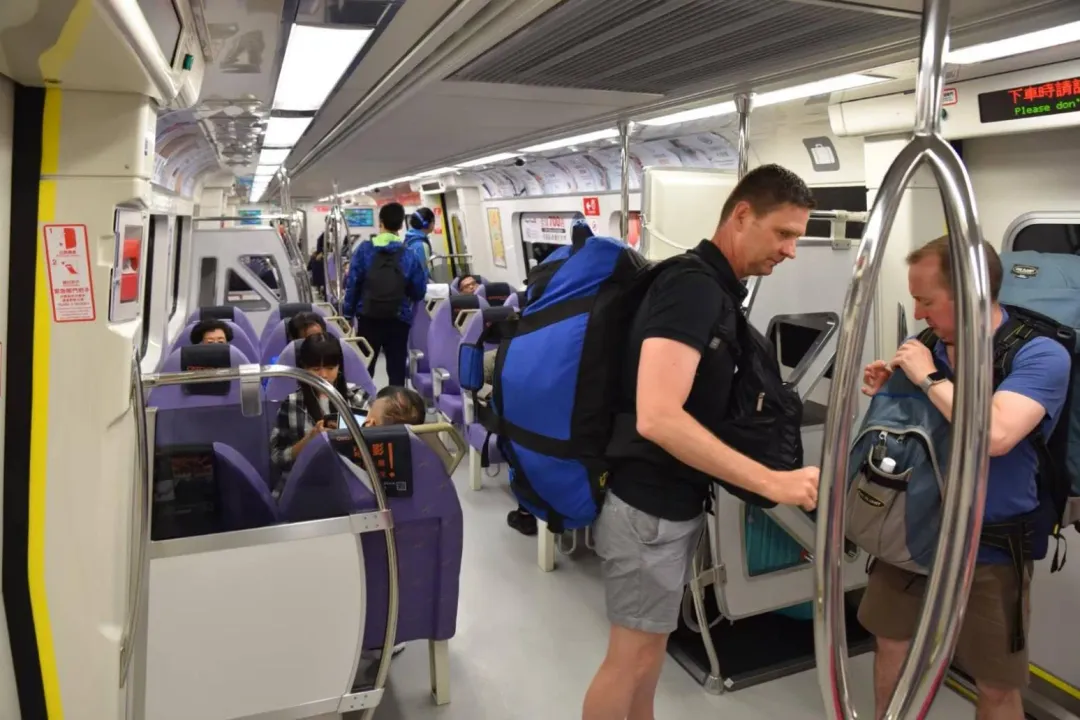 桃園捷運自2月3日起，每日提早於05:30由A1台北車站發出一班直達機場的加班車服務，試辦3個月。（圖/桃捷提供）