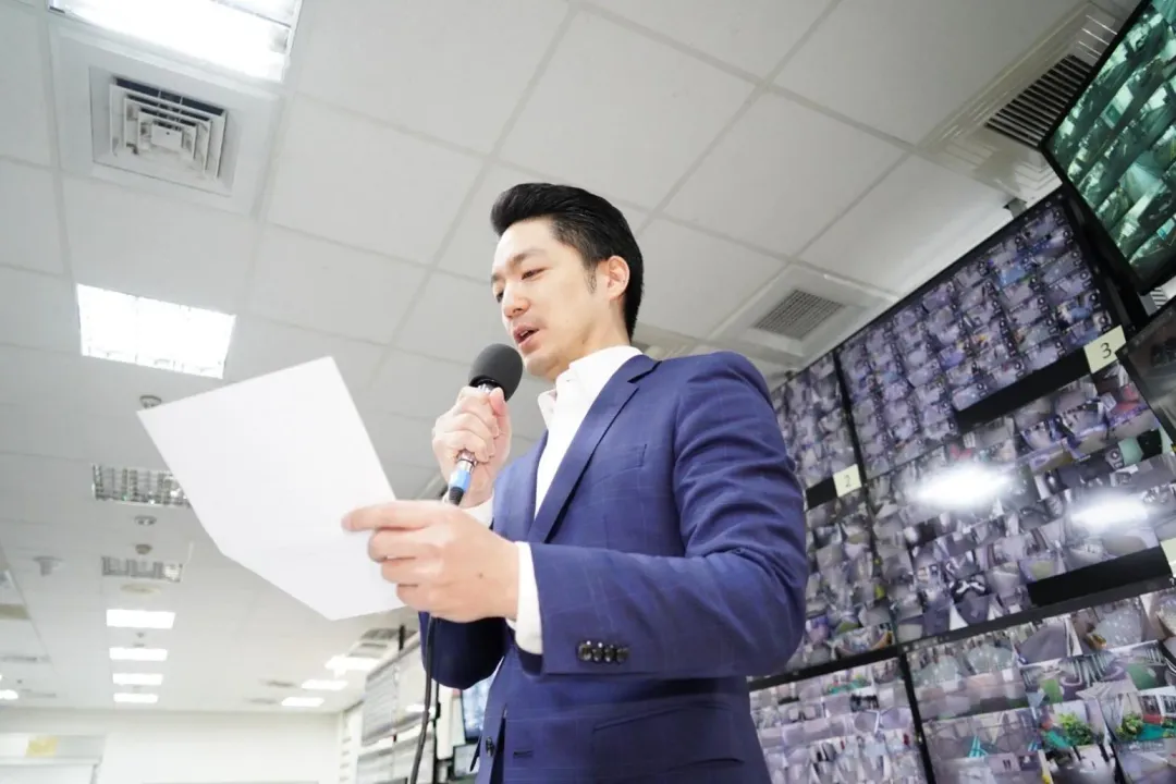 蔣萬安透過廣播向北市府員工祝賀新年快樂。(圖/台北市政府提供)