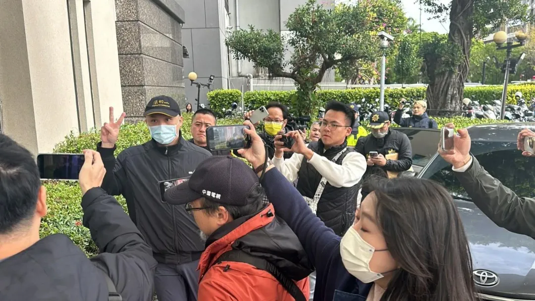夏男遭認定「假結婚」判刑1年6月，稍早現身中檢。（圖／翻攝畫面）