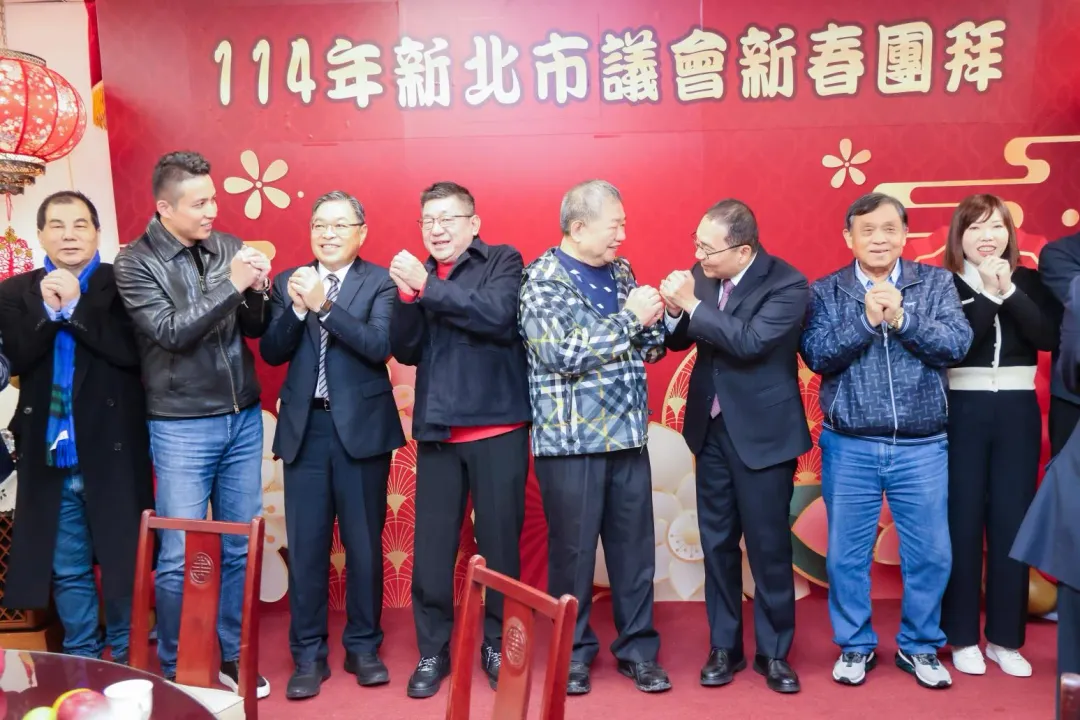 新北市長侯友宜偕同新北市議長蔣根煌祝賀議會全體同仁新年平安好運。(圖／新北市政府提供)