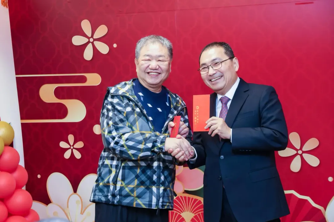 新北市長侯友宜偕同新北市議長蔣根煌祝賀議會全體同仁新年平安好運。(圖／新北市政府提供)