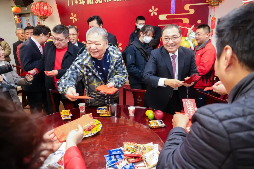 新北市長侯友宜偕同市議會議長蔣根煌發祈福紅包。（圖／新北市政府提供）