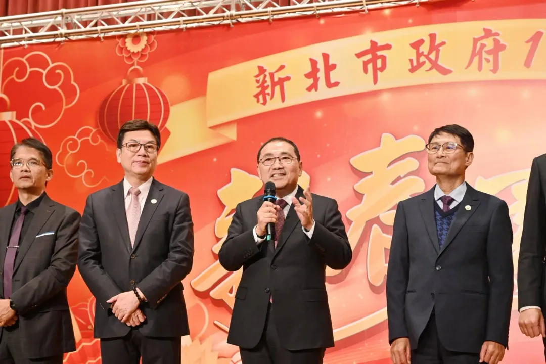 新北市長侯友宜率團隊齊聚市府大禮堂互道恭喜。（圖／新北市政府提供）