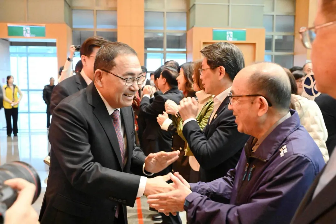 新北市長侯友宜與市府團隊互道恭喜。（圖／新北市政府提供）