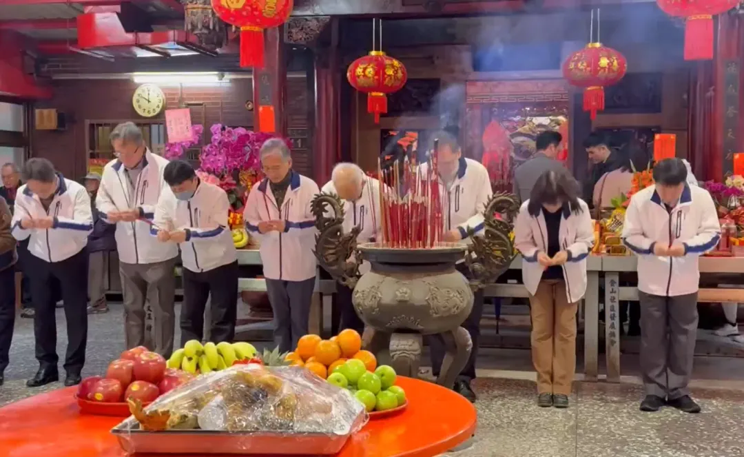 竹科廠區主管一同持香拜拜。（圖／翻攝畫面）