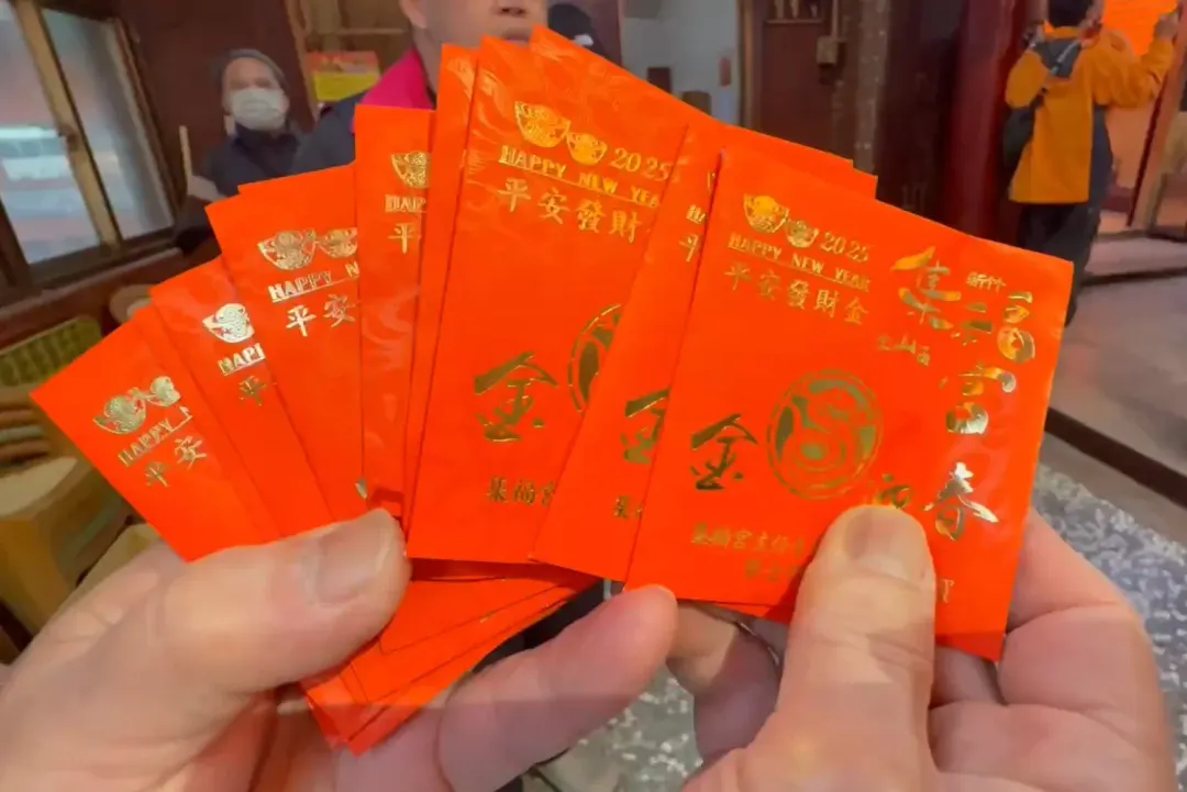 集福宮今年提供發財金紅包讓香客索取。（圖／翻攝畫面）