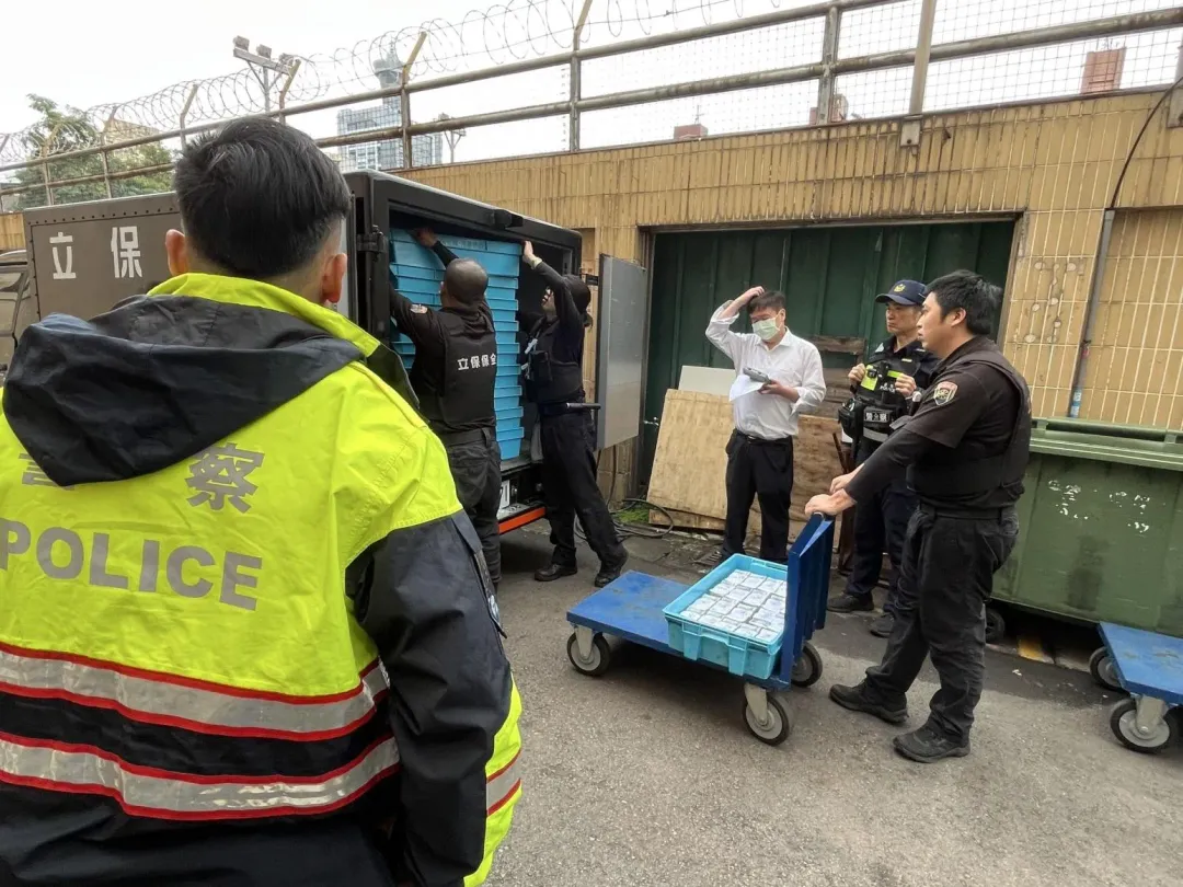 全程有8名警力荷槍維護，密切監控周遭環境。（圖／警方提供）